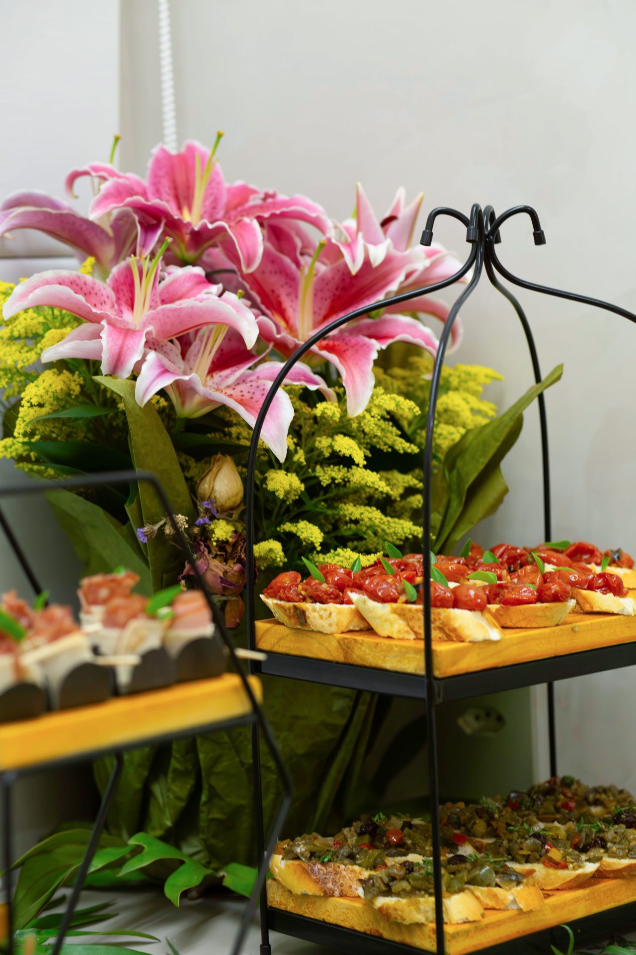 Cóctel con catering y flores